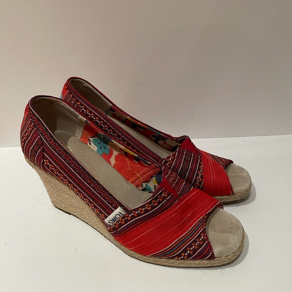 Toms Red Pattern Wedges Size 7.5